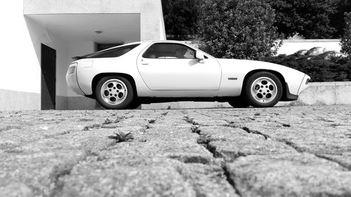 Porsche 928 una mucca viola