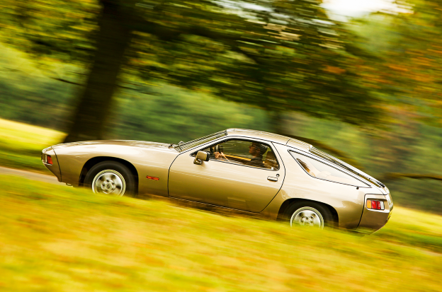 Porsche 928 una mucca viola