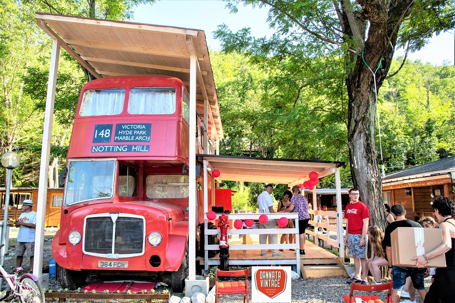 Il London Bus di Bob, un momento di festa con gli amici al camping. 