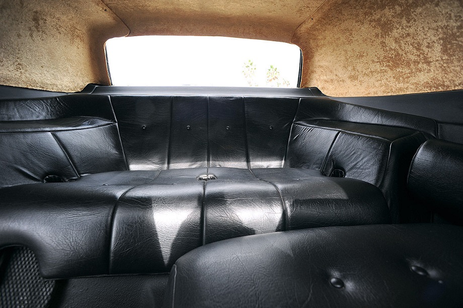 Brubaker Box, il sedile posteriore trasformato in un piccolo salottino. 