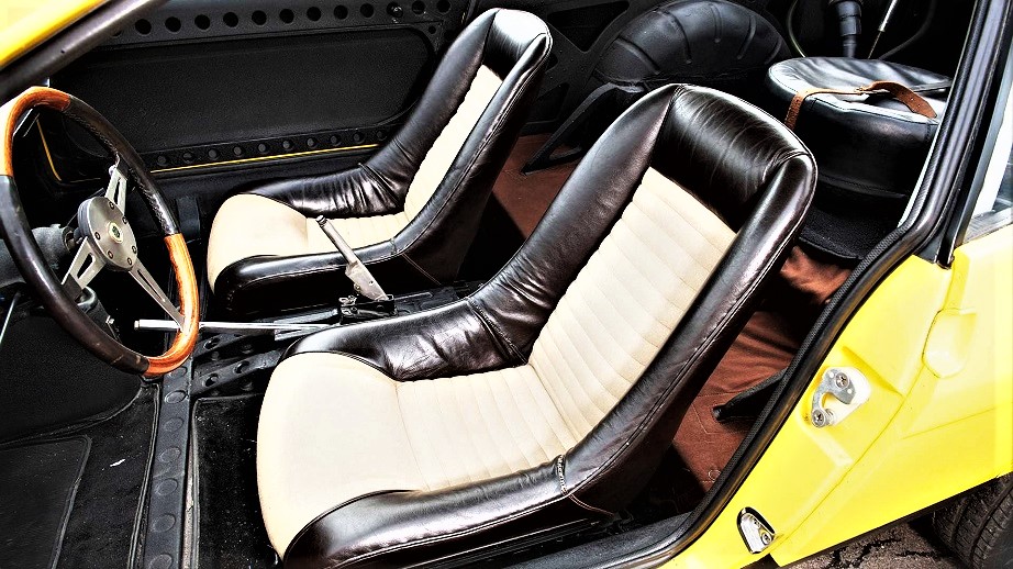 Lancia Fulvia HF Competizione Due soli posti e con sedili profilati, ben realizzati peraltro. 