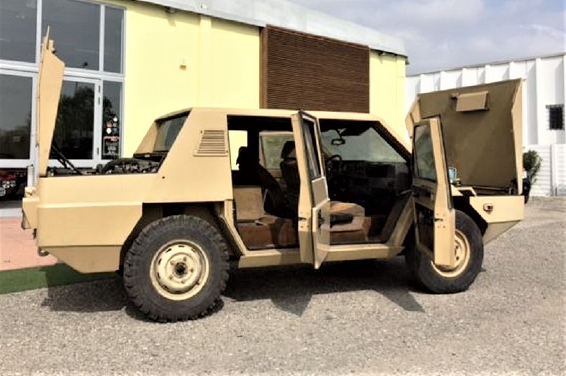 Oto Melara Gorgona Quattro portiere e quattro posti, peraltro comodi visto che era definita la Limousine da guerra. 