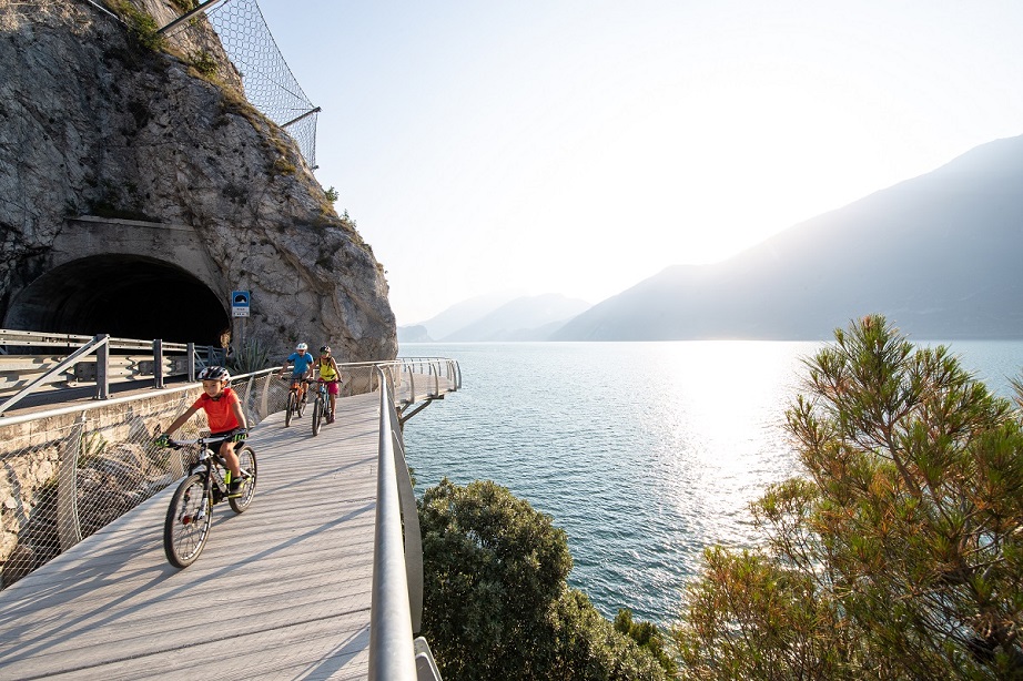 Le gallerie La ciclabile sospesa che costeggia la strada sul Lago di Garda in direzione di Riva del Garda. 