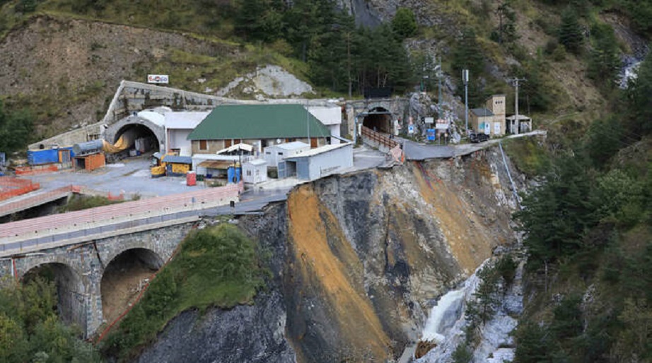 Le gallerie Col di Tenda, Ottobre 2020 la strada dopo il crollo occorso subito fuori dal tunnel francese. 