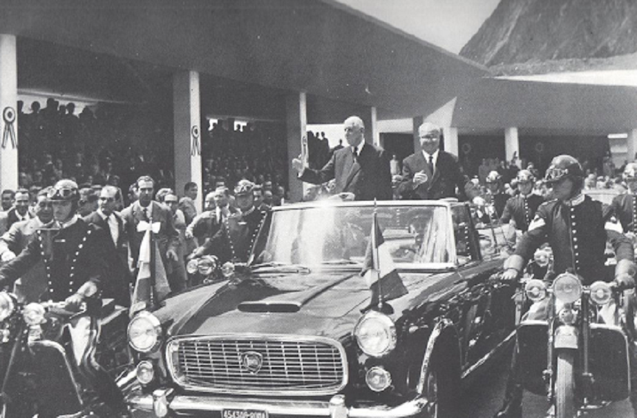 Le gallerie La Lancia presidenziale scoperta con i due Presidenti a bordo: Charles De Gaulle e Giuseppe Saragat.