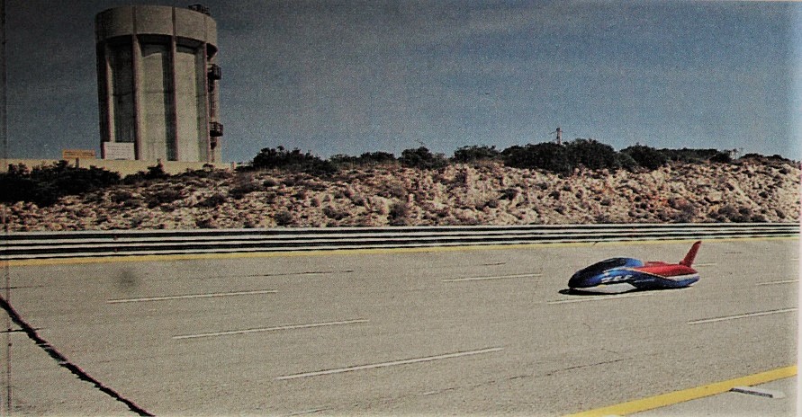 la Bertone VAR in una foto fatta allora mentre cercava di stabilire il record sul circuito di Nardò. 