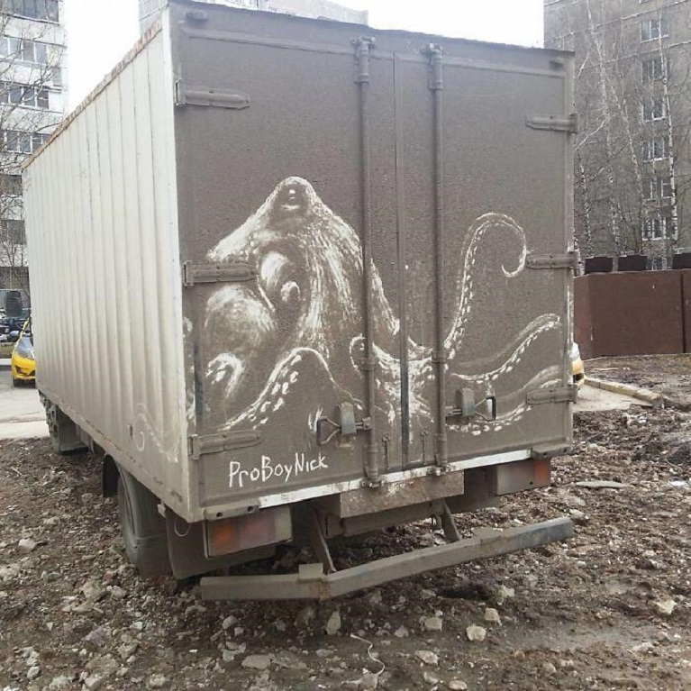 Auto e street art L’artista russo ProBoyNick realizza opere d’arte grattando via lo sporco dalle auto.