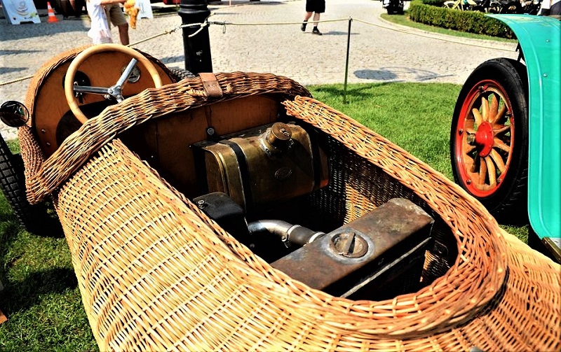 Hanomag Kommissbrot Korbwagen (1928)Il vano motore subito dietro il piccolo sedile, con un piccolo motore capace di spingerla a quasi 80 km/h.