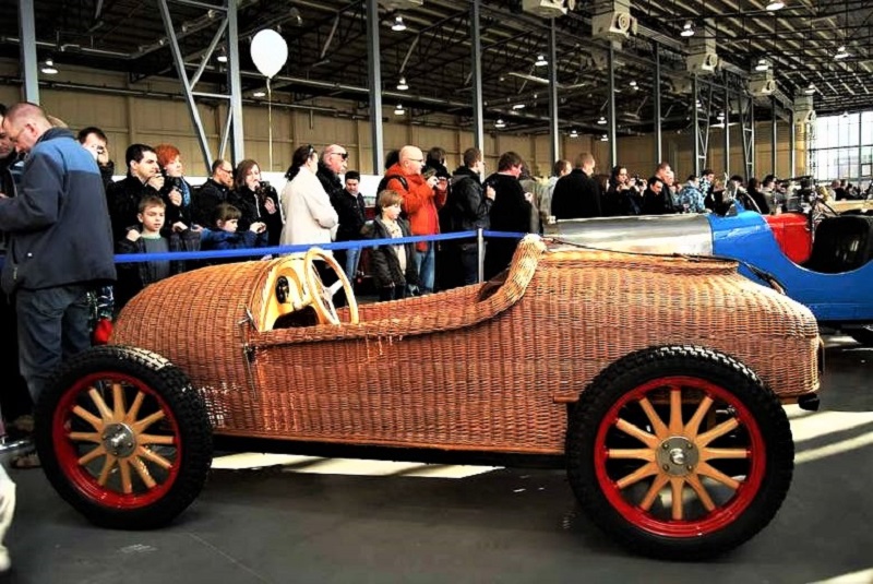 Hanomag Kommissbrot Korbwagen (1928) L'unico esemplare costruito/assemblato, con davanti una buona fila di visitatori arrivati nel museo che la custrodisce.