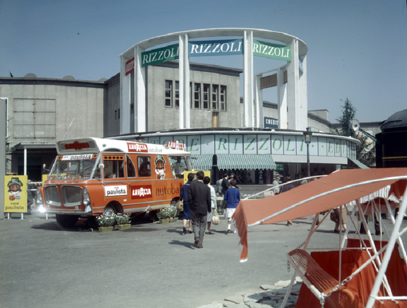 Mobilbar, Quando fu presentato dalla Carrozzeria Boneschi nella descrizione era leggibile AUTOBAR LAVAZZA.