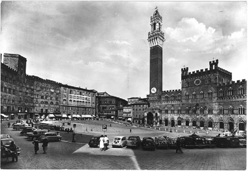 Foto in bianco e nero Siena, centro storico 1965. 