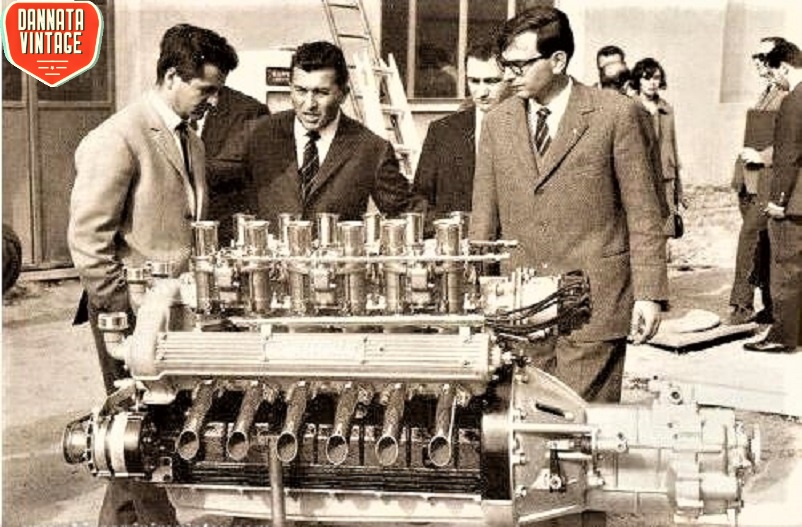 Bizzarrini e Lamborghini, Giotto Bizzarrini (a sinistra) insieme a Ferruccio Lamborghini, Paolo Stanzani e Gian Paolo Dallara a Sant'Agata Bolognese nel 1963 (WIKIPEDIA)