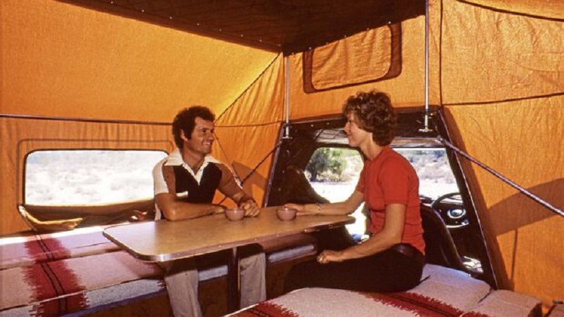 Phoenix Camper Van, L'interno del piccolo camper con la tenda completamente aperta. 