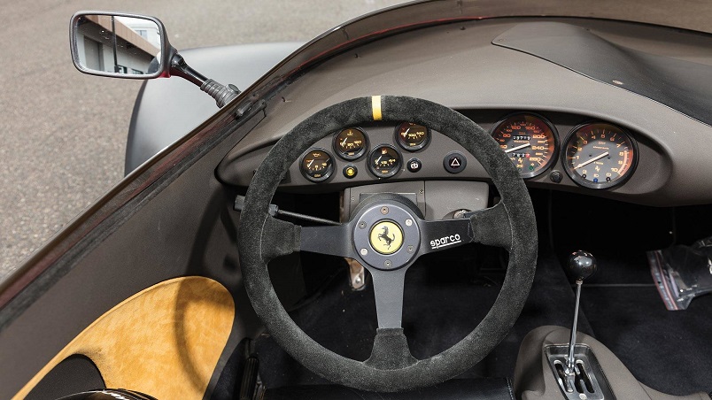 Michalak Ferrari GTS 328 Conciso 1993, Un contagiri e tachimetro sulla destra, al centro gli indicatori della temperatura dell’olio e livello carburante. 