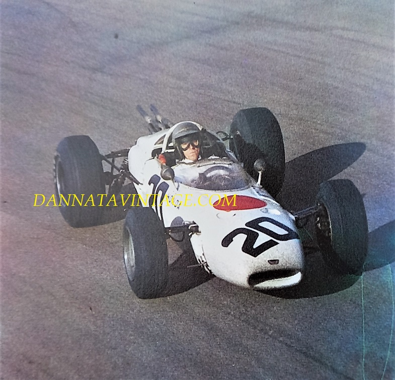 Si correva, Una Formula 1 Honda del 1964, quell'auto che lanciò la casa giapponese nel mondo della F1 e qui con alla guida Richie Ginther durante il GP d'Italia del 1965. 