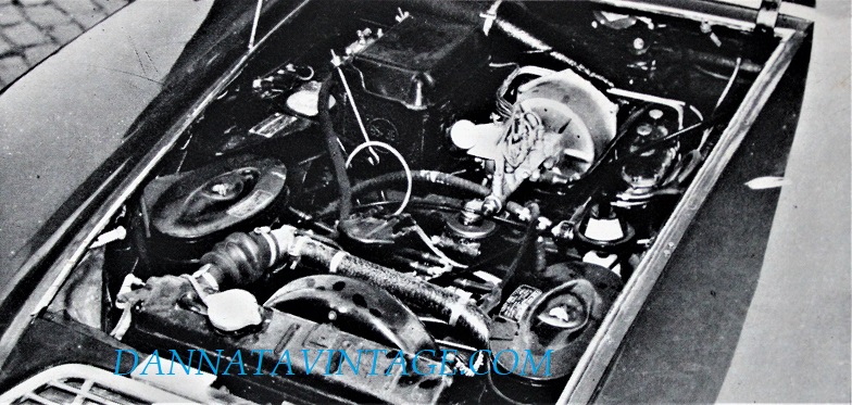 Lancia Flavia Sport, Il vano motore, seppur la foto sia in bianco e nero si vogliano notare i due carburatori Solex, uno per ogni gruppo di cilindri. 
