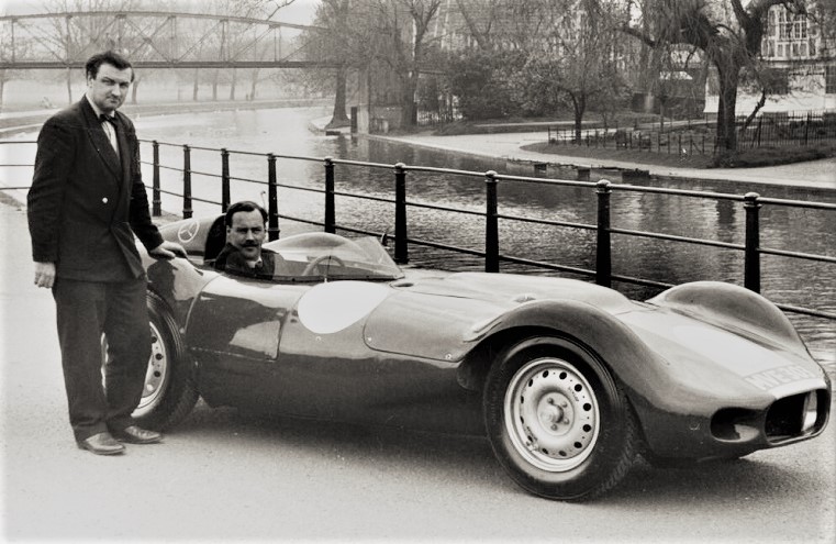 Lister, Brian Lister insieme al suo pilota Archie Scott Brown (nell'auto) a Cambridge. 