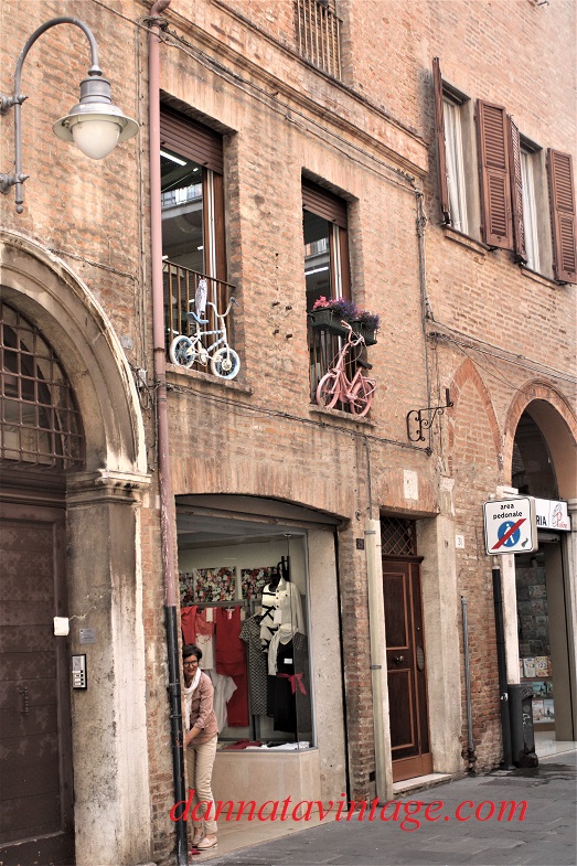 Ferrara, Il primo negozio notato e grazie soprattutto a quelle biciclette appese.