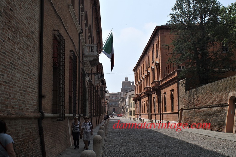 Ferrara, Il bel viale che collega Palazzo De DIamanti al Castello della Città. 