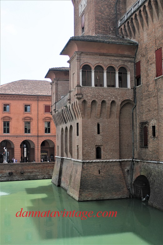 Ferrara, Una vista laterale del fossato che circonda il castello. 