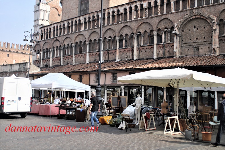 Ferrara, Un mercatino con un numero di bancarelle ridotto ma con merce di qualità. 