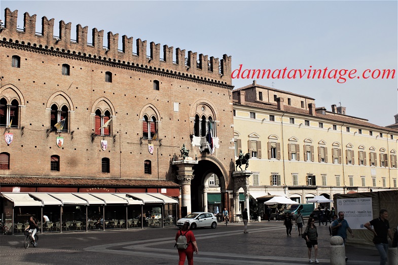 Ferrara, Vi si accede passando sotto un bel porticato con importanti colonne e statue sulla cima. 