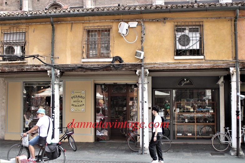 Ferrara, Una delle botteghe storiche trovate sotto i portici della piazza. 