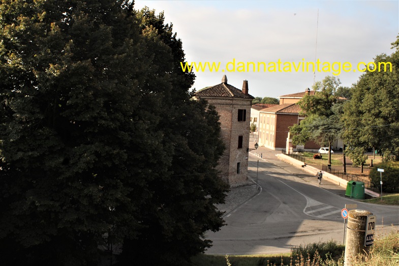 Castello di Mesola Dall'argine si intavvede l'ingresso posteriore. 
