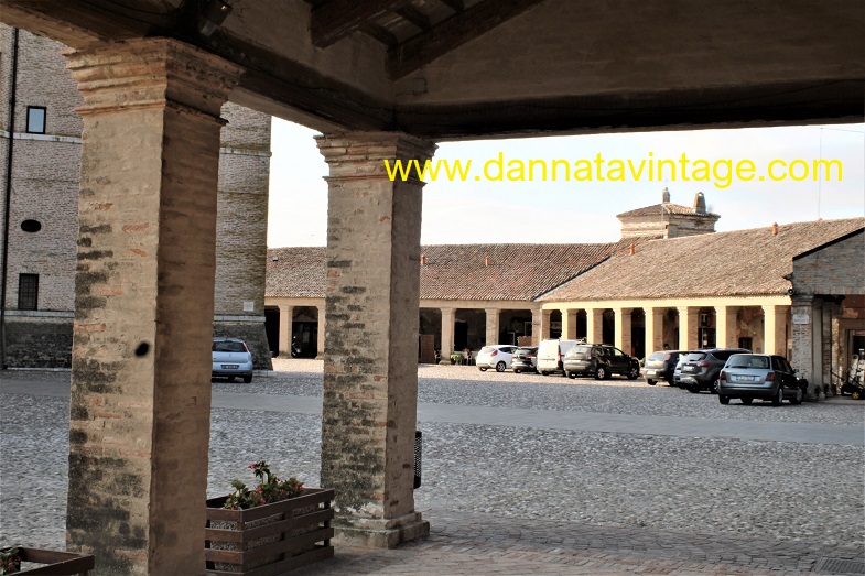 Castello di Mesola Vista dei portici sulla destra con foto scattata da quelli a sinistra. 
