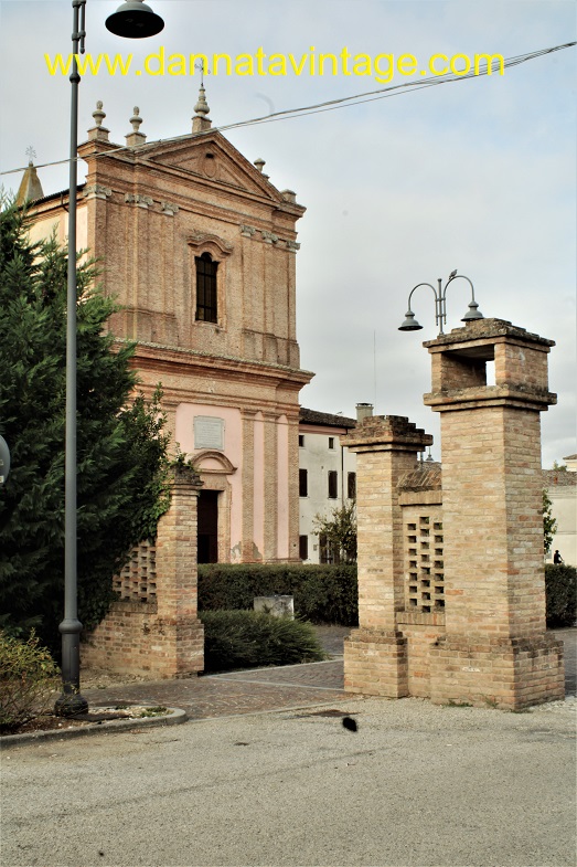 Castello di Mesola La chiesa che si trova a sinistra del Castello.