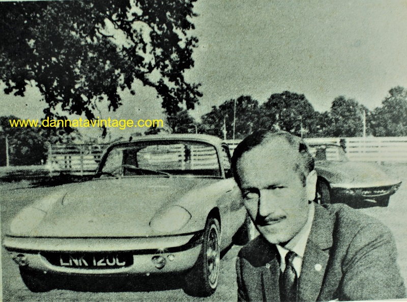 Salone di Torino Un Colin Chapman in una foto che lo riprendeva vicino alla sua nuova creatura, la sporiva Lotus Elan Coupè, dotata di un motore Ford 1558 cc a quattro cilindri, sfiorava i 180 km/h, la carrozzeria totalmente in resina. 