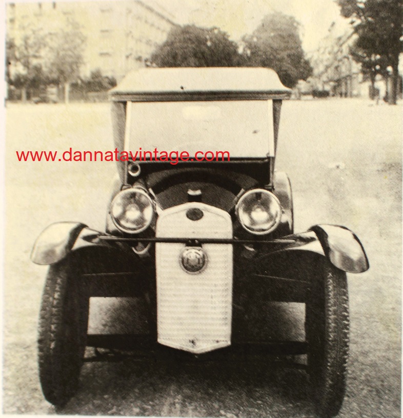 Carrozzeria Moretti, 1927 con la prima auto cosgtruita da Giovanni Moretti, una biposto con carrozzeria aperta e motore posteriore.