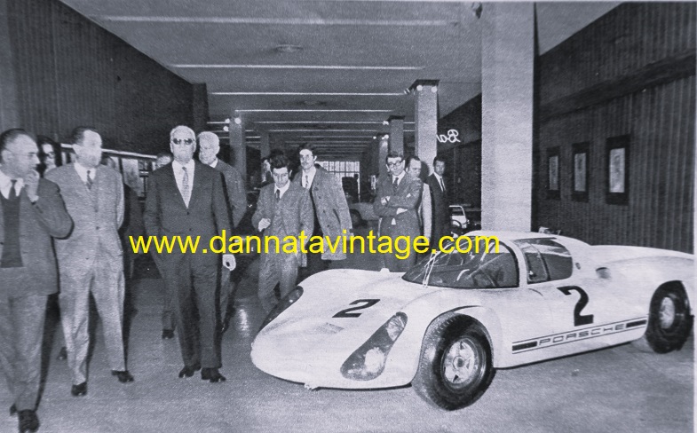 Museo dell'Auto, L'ospite d'onore Enzo Ferrari mentre passa vicino alla Porsche con un apparente disinteresse. 