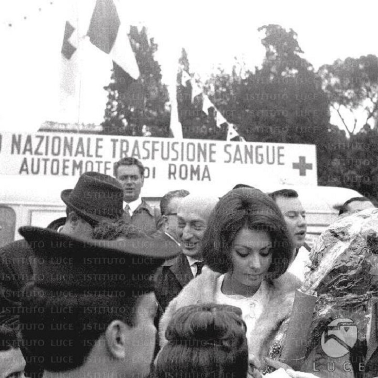 Autoemoteca Sophia Loren in quell'occasione con Vittorio De Sica dopo la donazione di sangue, ISTITUTO LUCE.