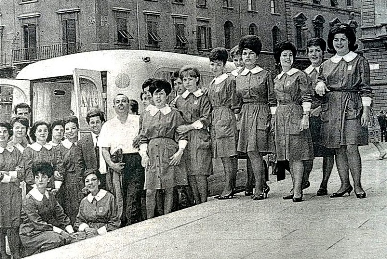 Autoemoteca Le commesse della Standa anno 1962- Donazione in massa di sangue all’autoemoteca AVIS in piazza Duomo per i terremotati in Persia.