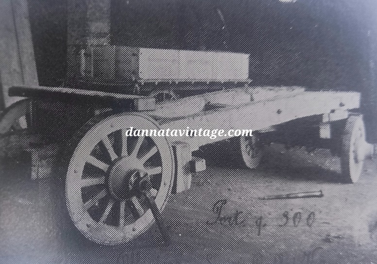 Carrozzeria Dalla Via 1913 con un carro agricolo o per il trasporto merci di vario genere, era un carro a cavalli. 