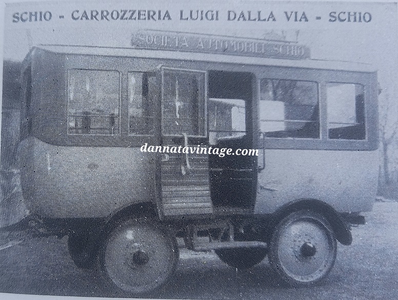Carrozzeria Dalla Via 1922 con un rimorchio per passeggeri.