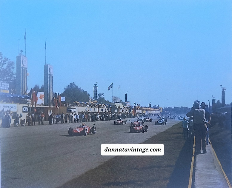 DINO Gran Premio d'Italia la partenza nel 1961, quella che ricordiamo tutti come la più tragica della storia della pista italiana, li vinceva Hill su Ferrari tenendo una media di 209,397 km/h conquistando il titolo di campione del mondo. 