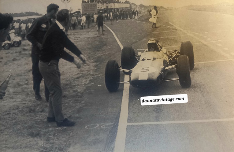 Lotus 38 1965 con la vittoria nel Gran Premio del Sudafrica in una foto scattata dopo il giro d'onore per il vincitore.