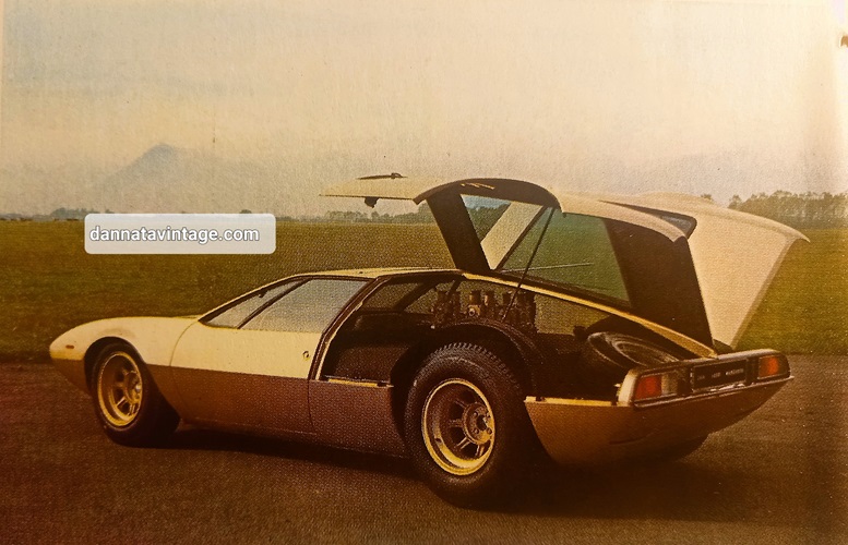 De Tomaso Mangusta con i due portelloni posteriori apribili ad ala di farfalla.