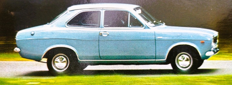 Ford Escort GT Una due porte che al'esterno non presentava troppe differenze dagli altri modelli se non la più visibile con i fari rettangolari.