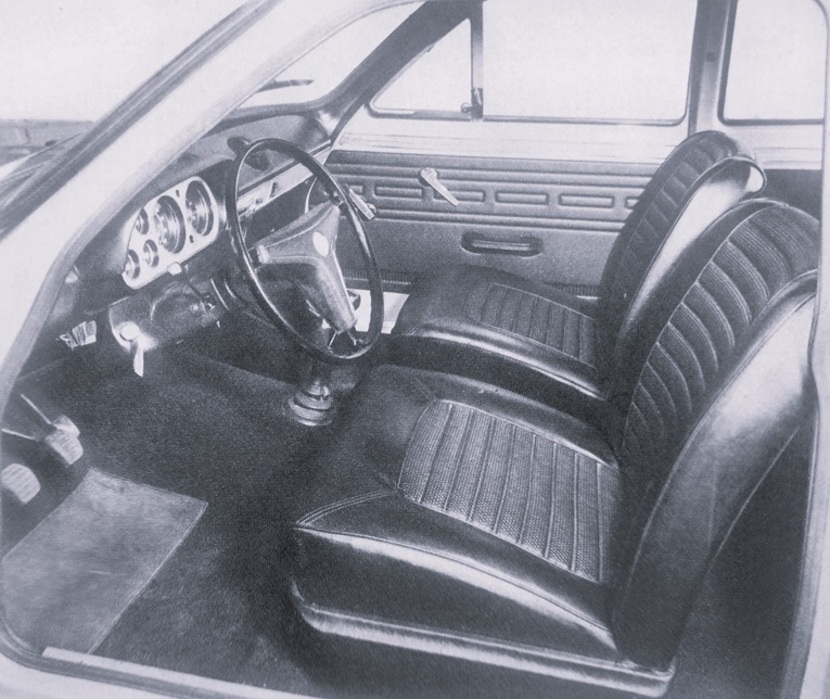 Ford Escort GT Il disegno dell'imbottitura del sedili a costole trasversali e non longitudinali e la mouquette a rivestire il pianale. 